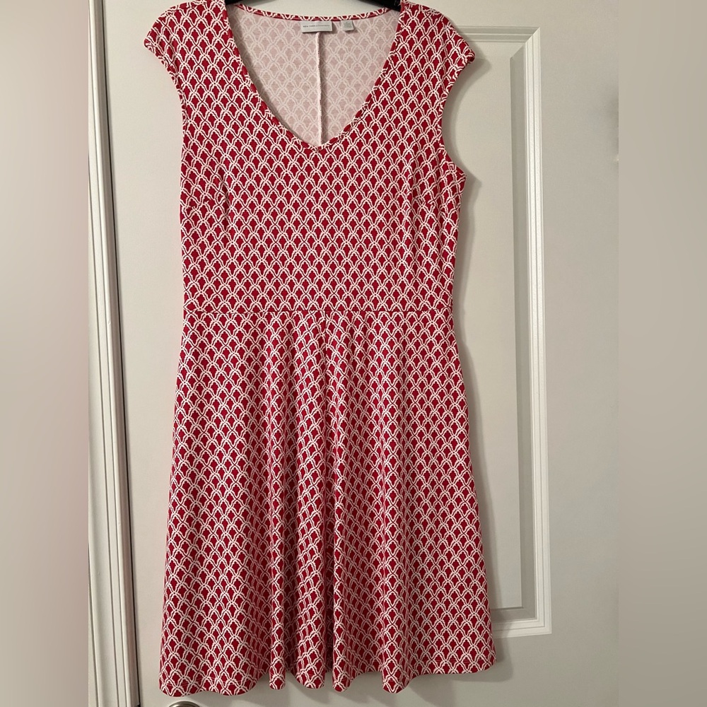 Women’s New York & Company Medium Dress. Pullover v-neck. Pinkish-red color.